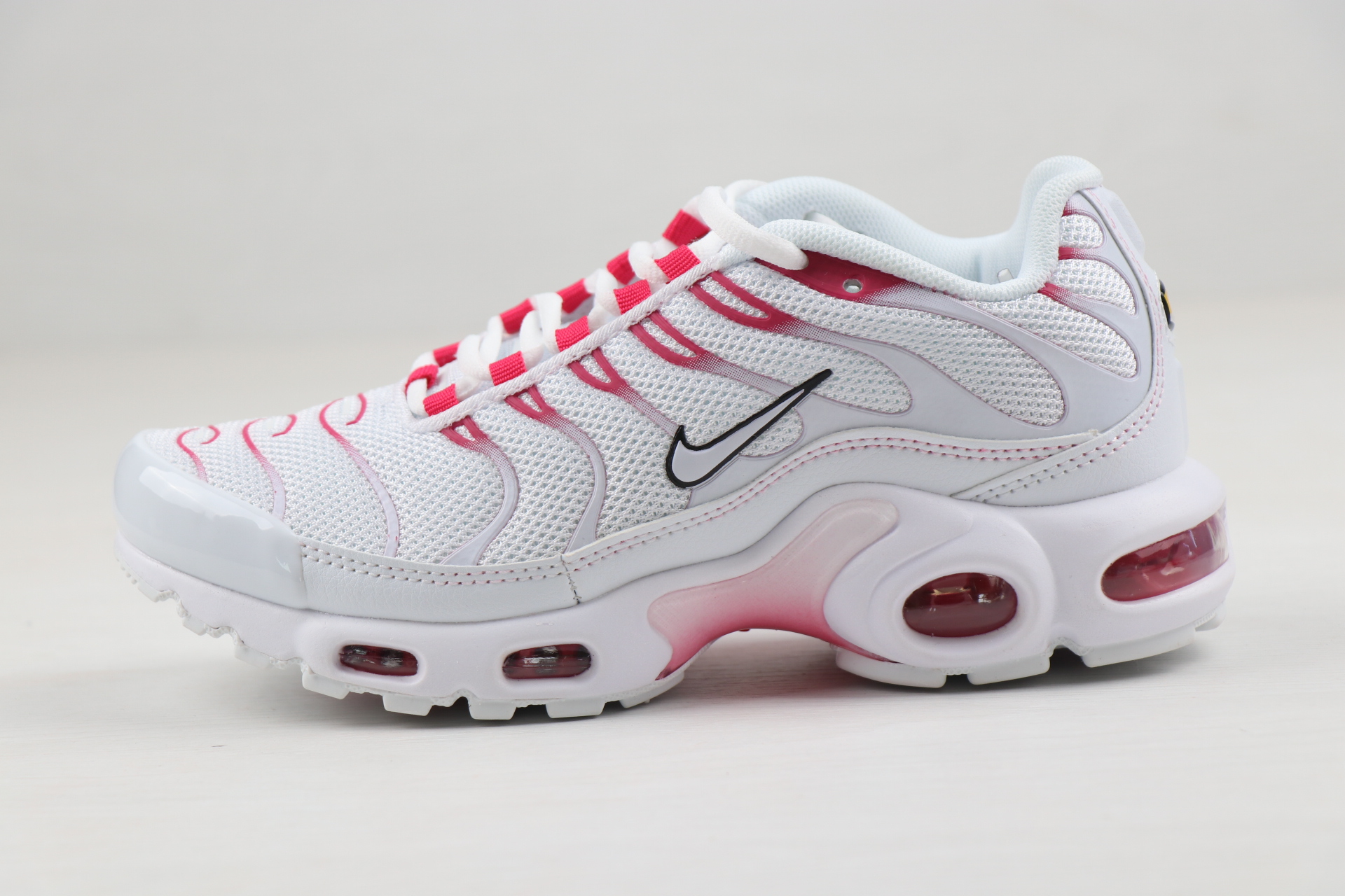 Women Nike Air Max PLUS White Red Shoes - Click Image to Close